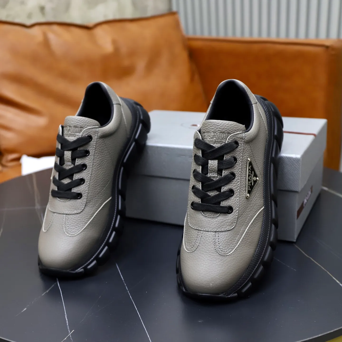 Factory price: 720💰Top original order Brand: PRADA (Prada) Standard code: Men's size 38/44 (45 can be customized) Grade: Same as the official website Material: Original cowhide stitching, cowhide lining, original combination two-color wear-resistant soft outsole Style category: casual sports version, young fashion, European and American trend, British style Color: actual picture color
